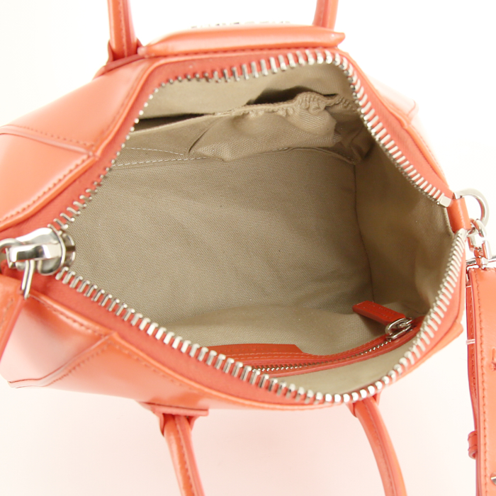 Sac à main Givenchy Antigona Mini en cuir glacé rouge - Detail D3