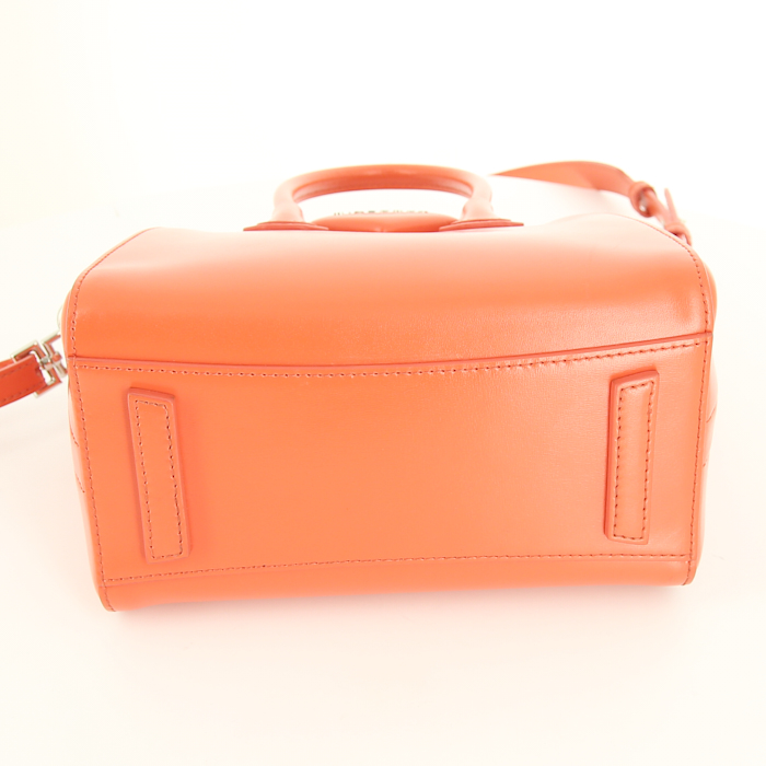 Bolso de mano Givenchy Antigona Mini en cuero esmaltado rojo - Detail D5