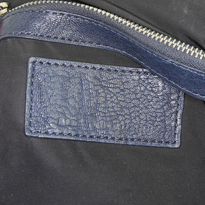Sac à main Alexander Wang Rocco en cuir grainé bleu-nuit - Detail D4