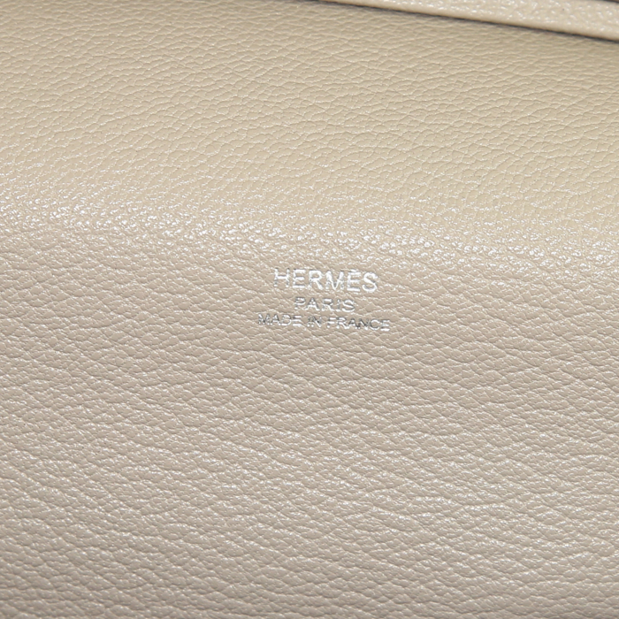 Borsa bisaccia Hermes Jypsiere modello piccolo in pelle togo etoupe - Detail D4