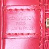 Sac à main Louis Vuitton Alma en cuir épi rouge - Detail D3 thumbnail