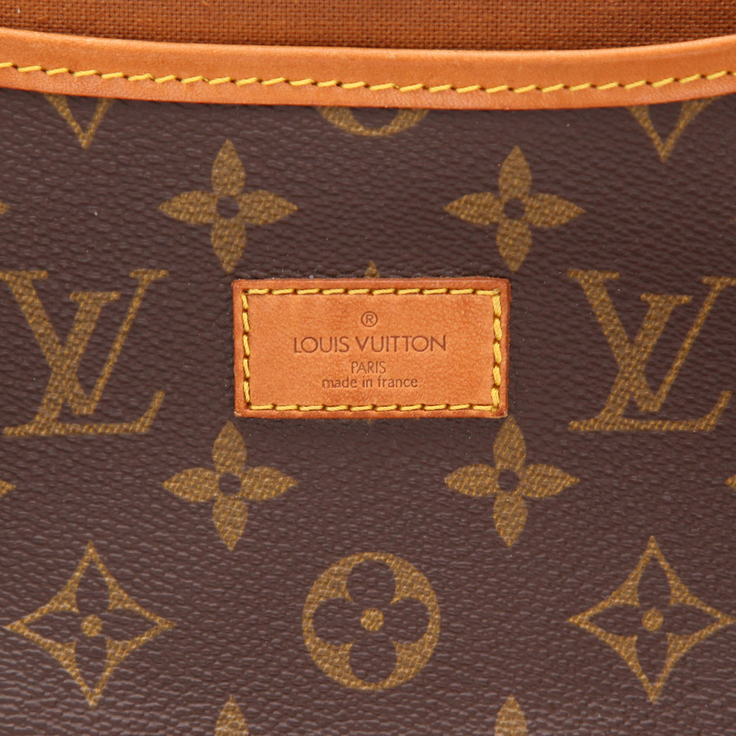 Bolso bandolera Louis Vuitton  Saumur modelo mediano  en lona Monogram revestida marrón y cuero natural - Detail D2