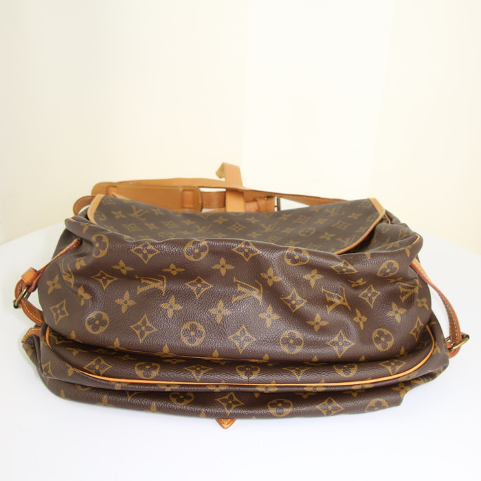 Bolso bandolera Louis Vuitton  Saumur modelo mediano  en lona Monogram revestida marrón y cuero natural - Detail D5