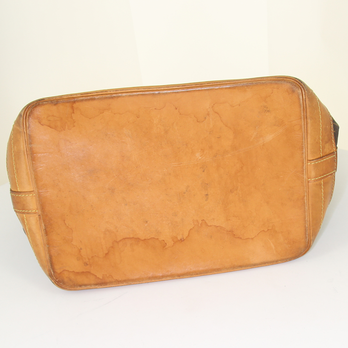 Bolso Cabás Louis Vuitton Grand Noé modelo grande en lona Monogram y cuero natural - Detail D4