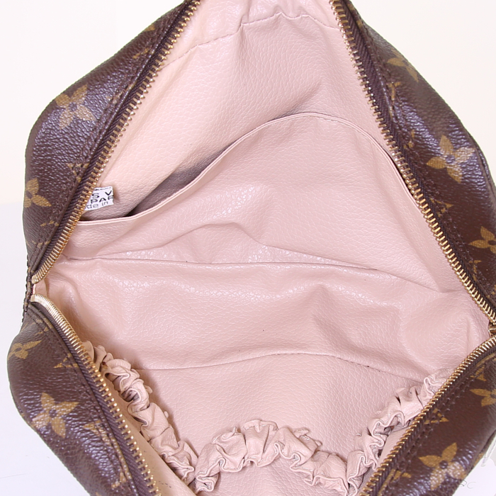 Bolsito de mano Louis Vuitton en lona Monogram marrón - Detail D2