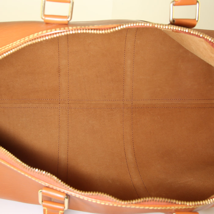 Sac de voyage Louis Vuitton Keepall 50 cm en cuir épi marron camel - Detail D2