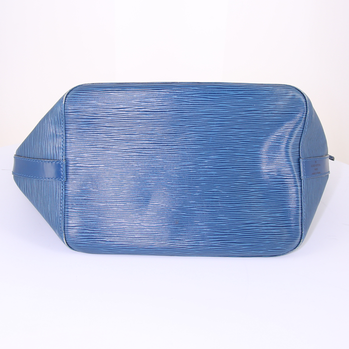 Louis Vuitton petit Noé handbag in blue epi leather - Detail D4