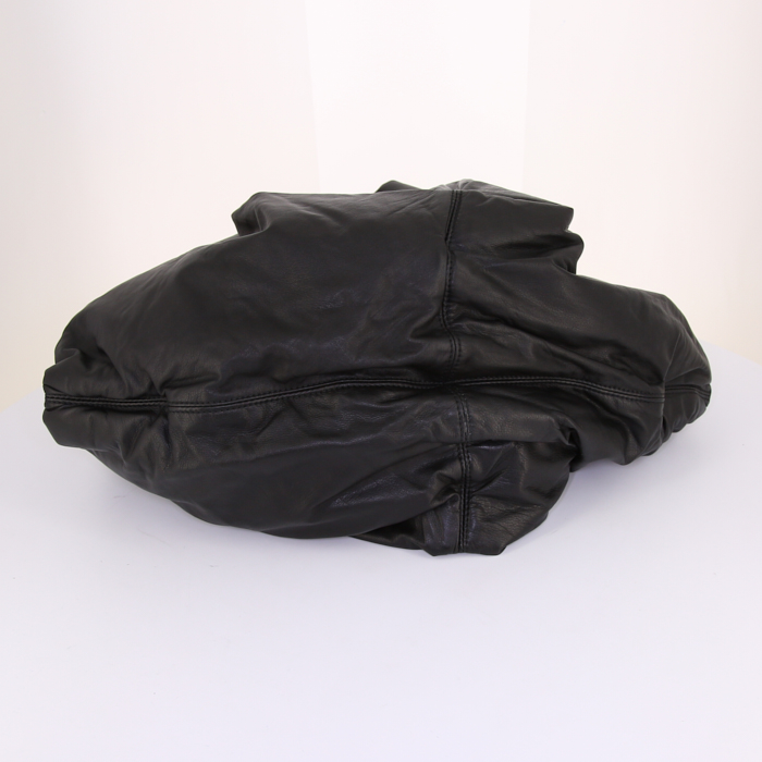 Sac à main Bottega Veneta en cuir noir - Detail D4