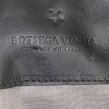 Bolso bandolera Bottega Veneta en cuero trenzado negro - Detail D4 thumbnail