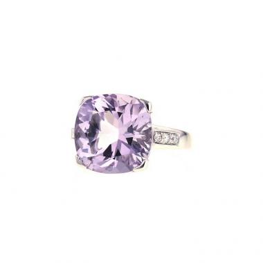 Mauboussin Gueule d'Amour ring in white gold,  diamonds and amethyst and in amethyst