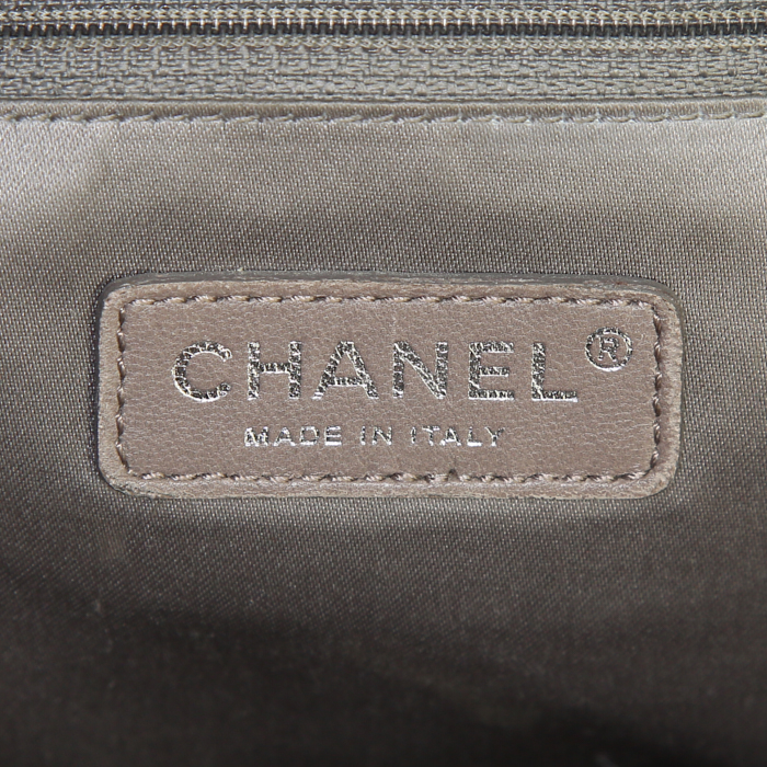 Shopping bag Chanel Grand Shopping in pelle trapuntata nera e profili bianchi - Detail D4