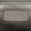 Sac cabas Chanel Grand Shopping en cuir matelassé noir et jonc blanc - Detail D4 thumbnail