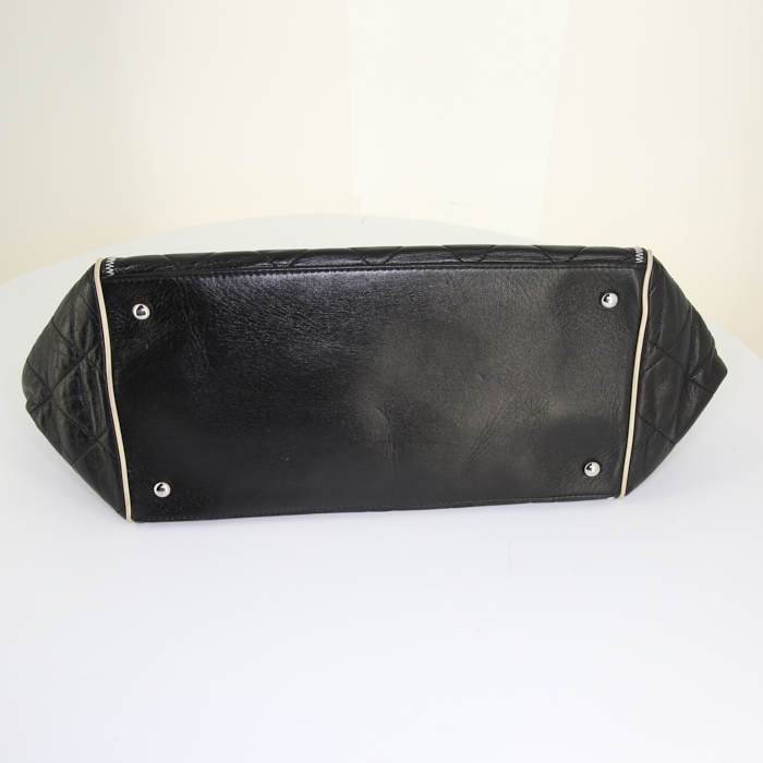 Sac cabas Chanel Grand Shopping en cuir matelassé noir et jonc blanc - Detail D5