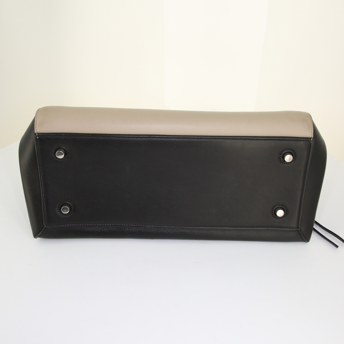 Bolso de mano Celine Edge en cuero beige y negro - Detail D4