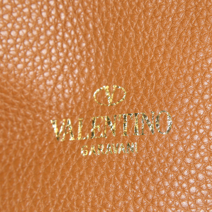 Bolso bandolera Valentino Garavani Rockstud en cuero granulado bicolor marrón y color camel - Detail D3