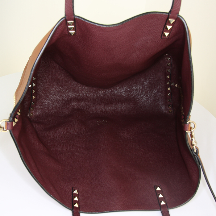 Valentino Garavani Rockstud shoulder bag in brown and brown bicolor grained leather - Detail D4