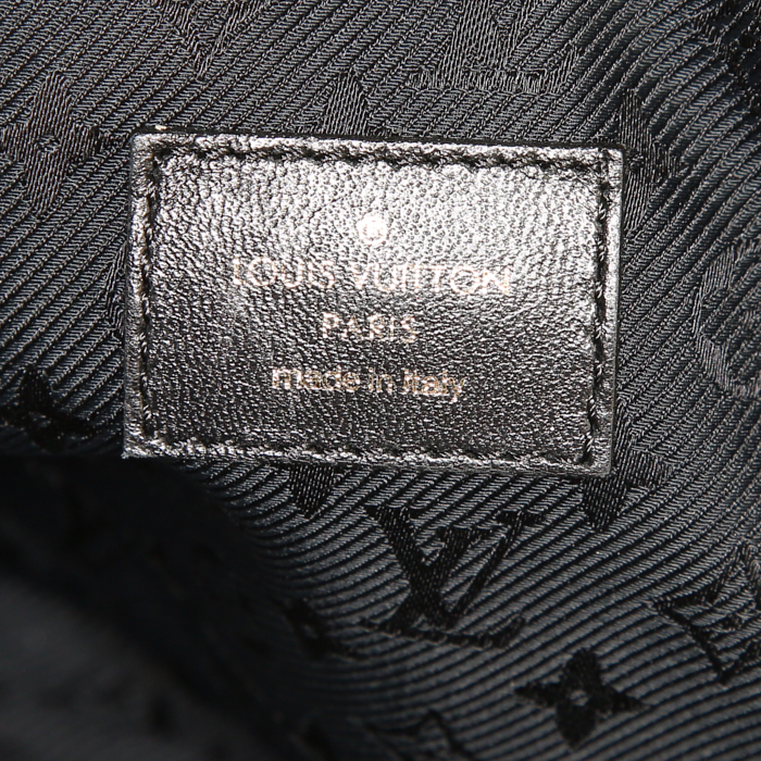 Sac à main Louis Vuitton Rivets en cuir noir - Detail D3