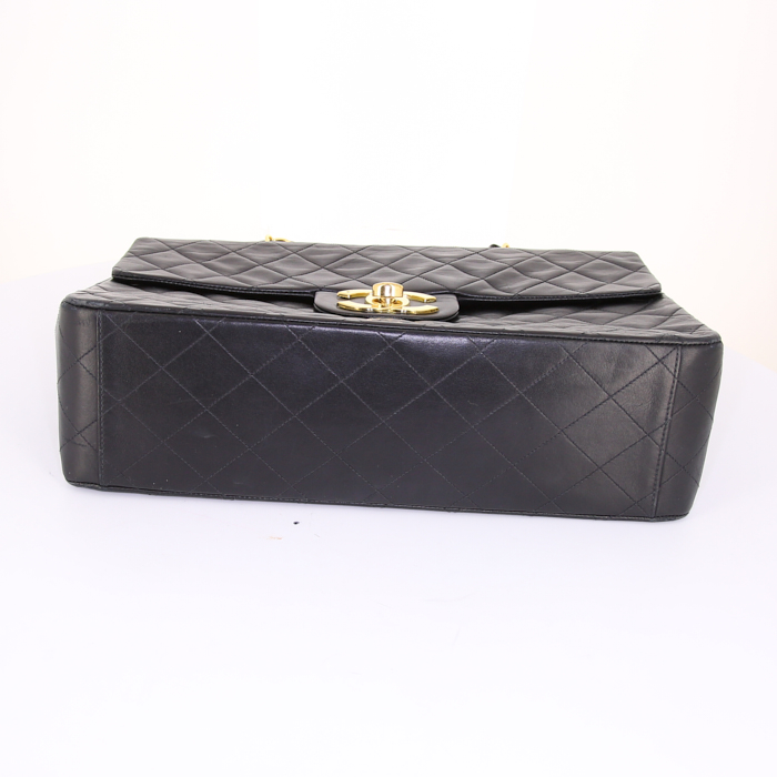 Chanel Timeless Maxi Jumbo handbag in black quilted leather - Detail D5