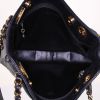 Bolso de mano Chanel Petit Shopping en cuero acolchado negro - Detail D2 thumbnail