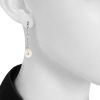 Pendientes colgantes Chanel Coco à Venise  en oro blanco,  perlas y diamantes - Detail D1 thumbnail