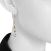 Paire de pendants d'oreilles mobile Louis Vuitton Monogram en or jaune,  or blanc et perles - Detail D1 thumbnail