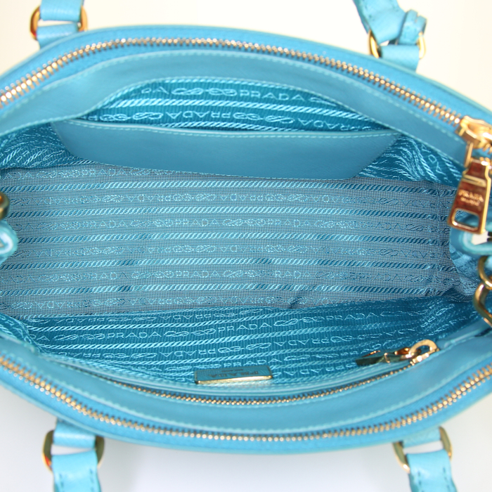 Bolso de mano Prada Galleria modelo pequeño en cuero saffiano turquesa - Detail D3