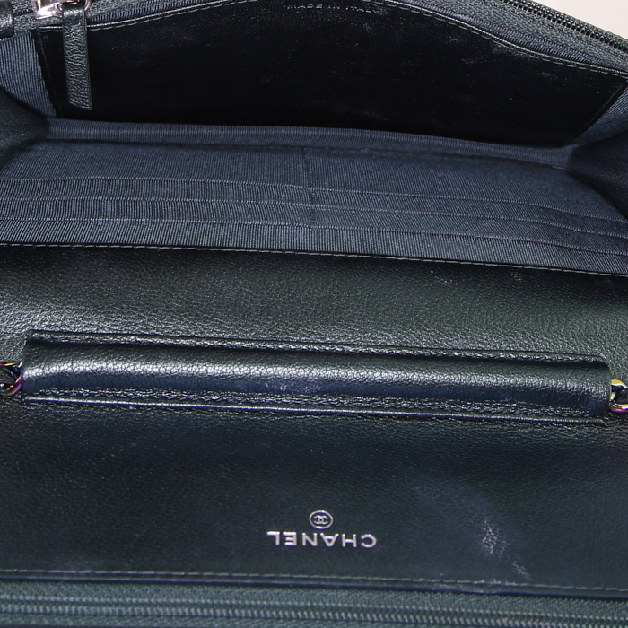 Bolso bandolera Chanel Wallet on Chain en cuero irisado verde - Detail D2
