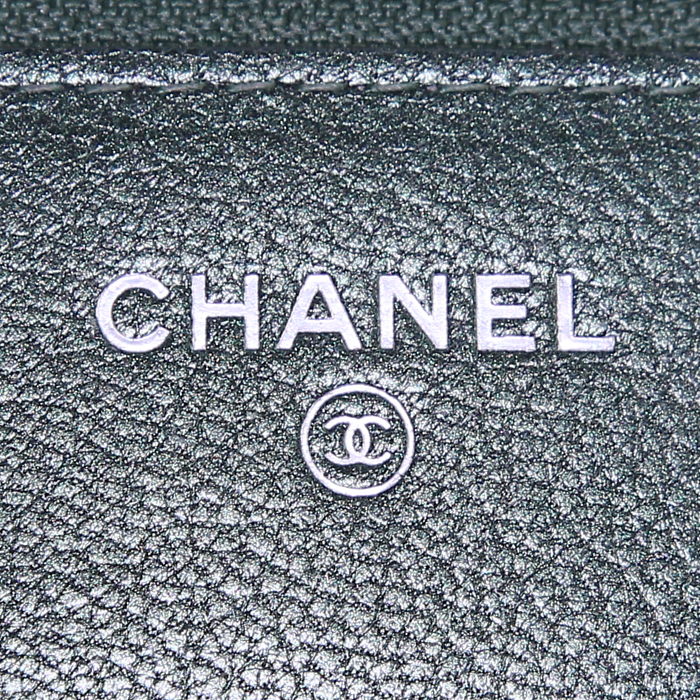 Sac bandoulière Chanel Wallet on Chain en cuir irisé vert - Detail D3