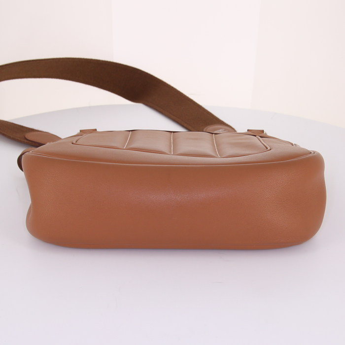Bolso para llevar al hombro o en la mano Hermes Berline en cuero swift color oro - Detail D4