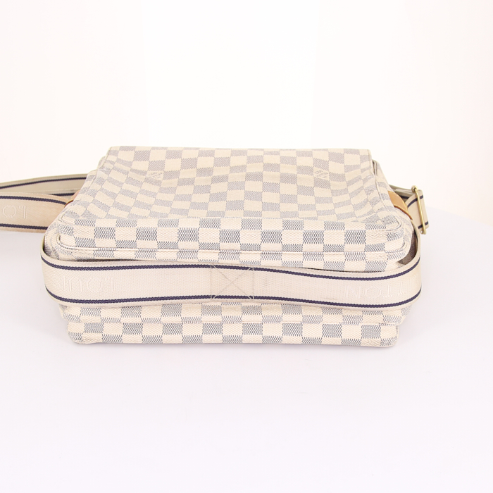 Bolso bandolera Louis Vuitton Naviglio en lona a cuadros azul celeste y cuero natural - Detail D4