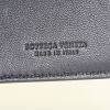 Bottega Veneta wallet in electric blue intrecciato leather - Detail D2 thumbnail