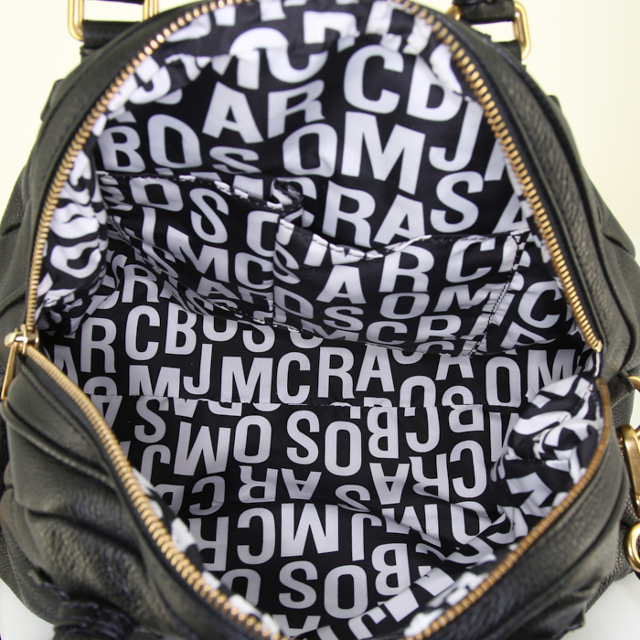 Marc Jacobs handbag in black grained leather - Detail D3