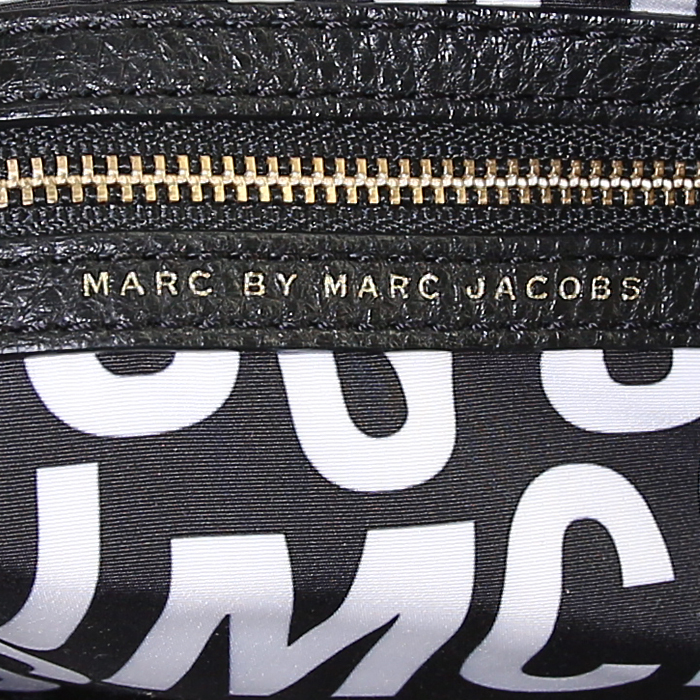 Bolso de mano Marc Jacobs en cuero granulado negro - Detail D4