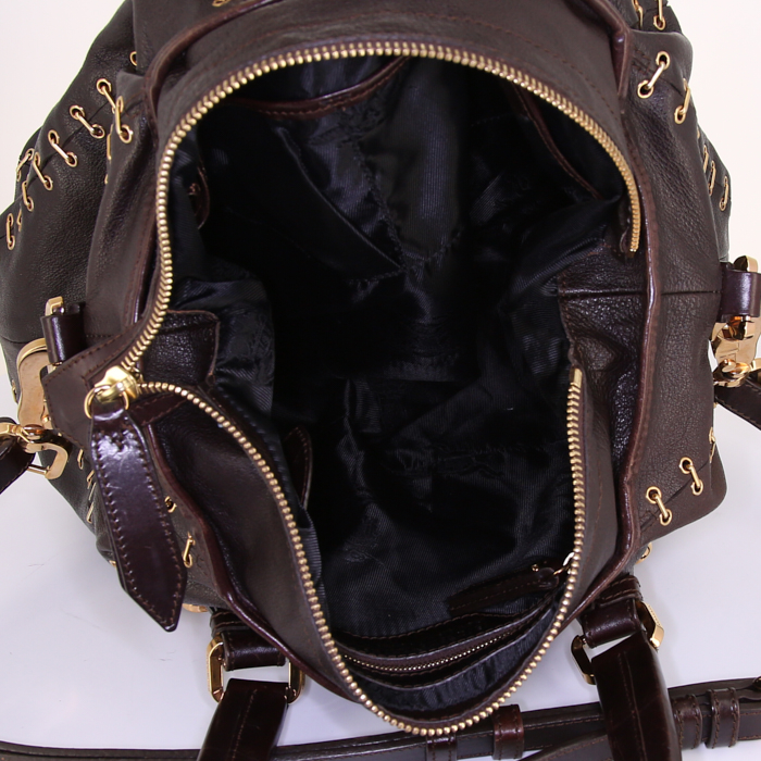 Borsa a tracolla Burberry in pelle marrone con motivo forato e pelle verniciata marrone - Detail D3