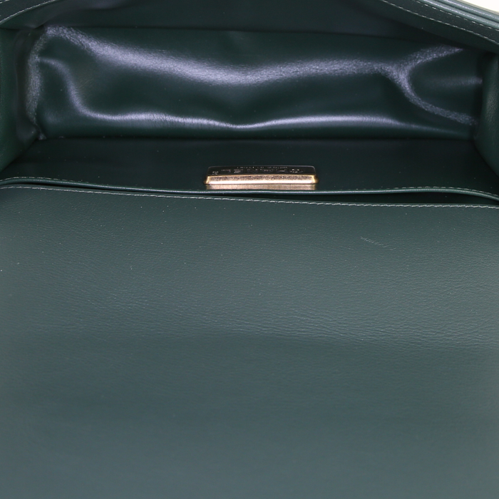 Bolso bandolera Chanel Boy en piel de pitón verde y cuero verde - Detail D3