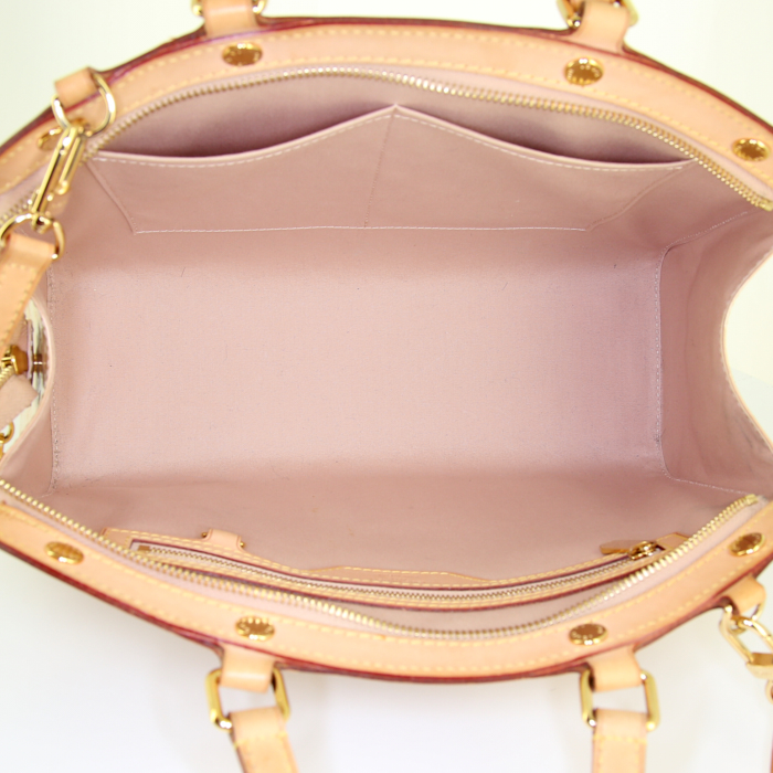 Louis Vuitton Brea handbag in beige monogram patent leather and natural leather - Detail D3