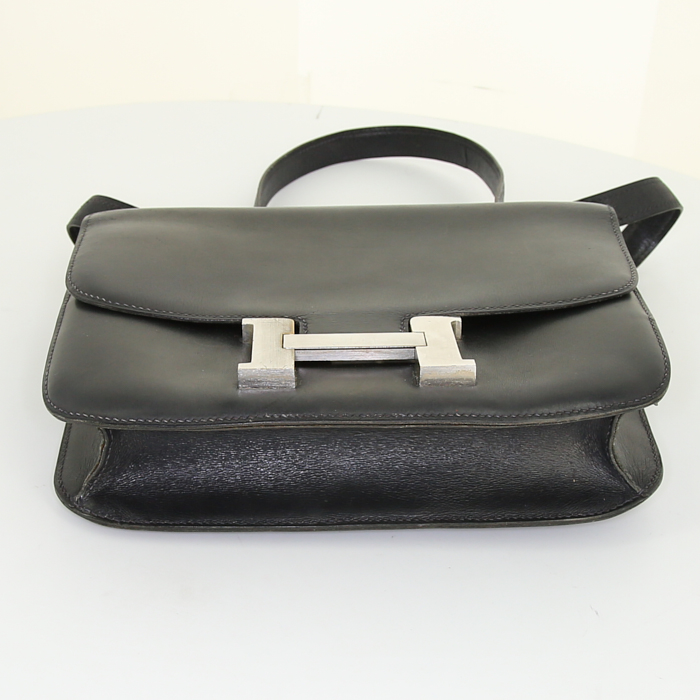 Bolso de mano Hermes Constance en cuero negro - Detail D5