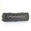 Bolsito de mano Chanel en cuero acolchado negro - Detail D4 thumbnail