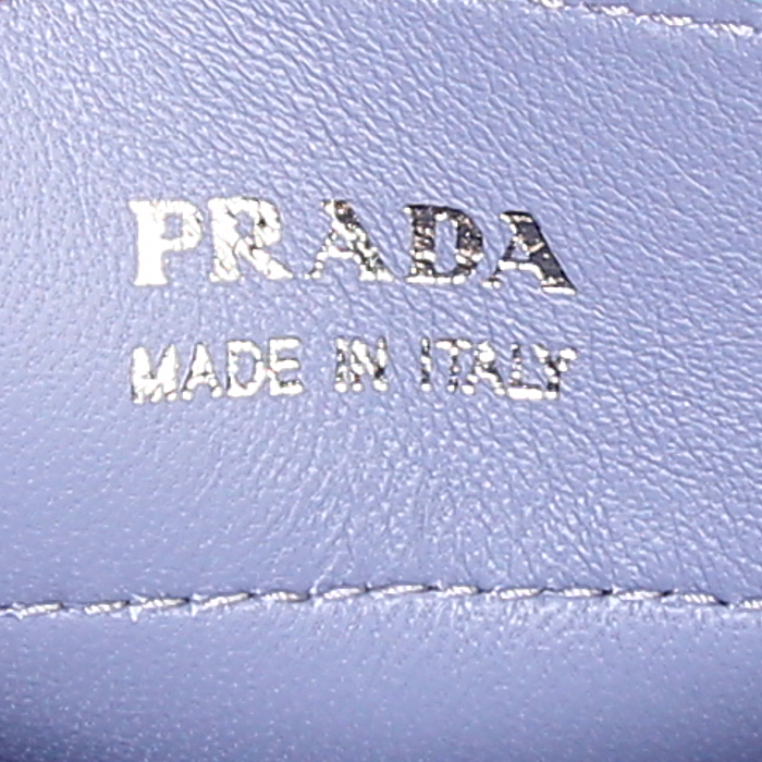 Bolso bandolera Prada Double modelo pequeño en cuero saffiano azul claro - Detail D4