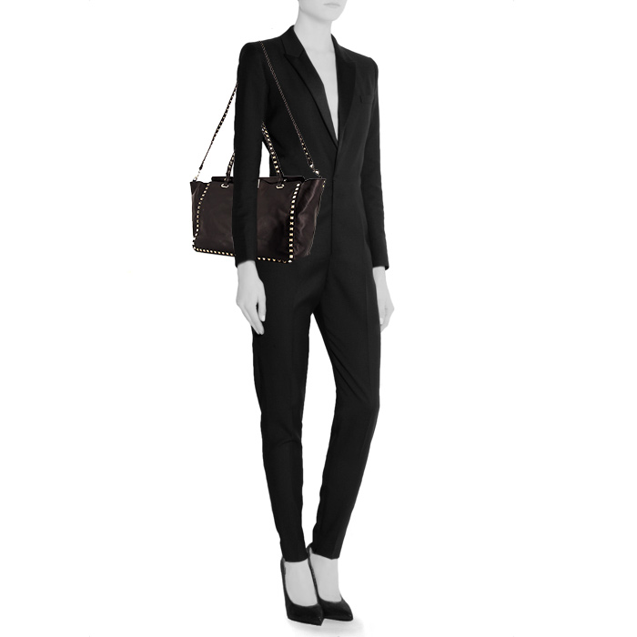 Bolso Cabás Valentino Garavani Rockstud trapeze en cuero liso negro - Detail D1