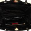 Shopping bag Valentino Garavani Rockstud trapeze in pelle liscia nera con decoro di borchie - Detail D5 thumbnail