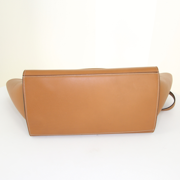 Bolso de mano Celine Trapeze modelo mediano en cuero color camel - Detail D5