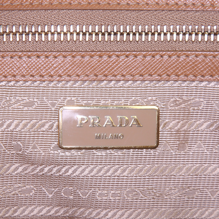Sac à main Prada Galleria en cuir saffiano beige - Detail D3