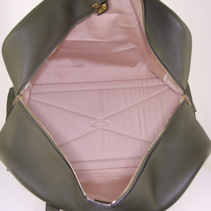 Bolsa de viaje Hermes Victoria en cuero togo verde aceituna y lona beige - Detail D2
