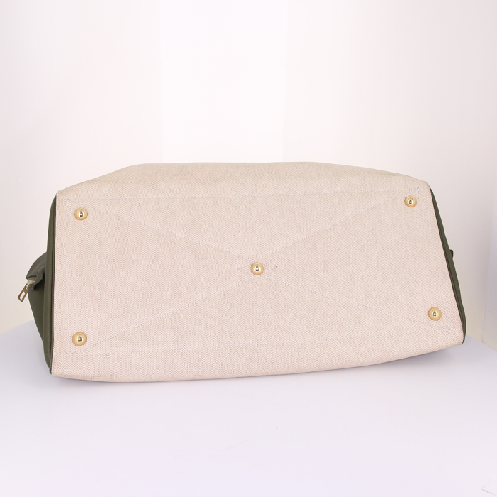 Borsa da viaggio Hermes Victoria in pelle togo verde oliva e tela beige - Detail D4