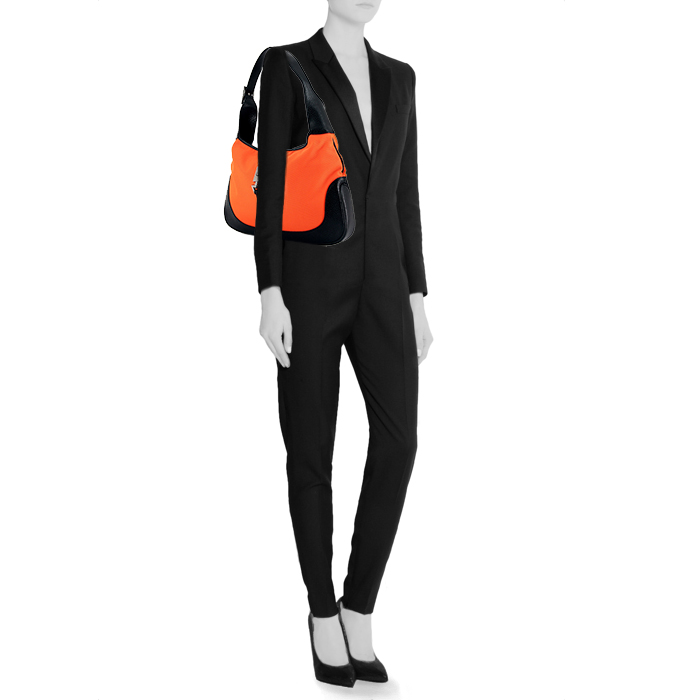 Bolso de mano Gucci Jackie en lona naranja y cuero negro - Detail D1