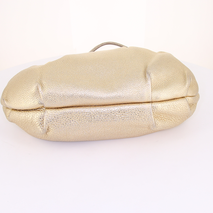 Bolso de mano Prada Lux Chain en cuero granulado dorado - Detail D4