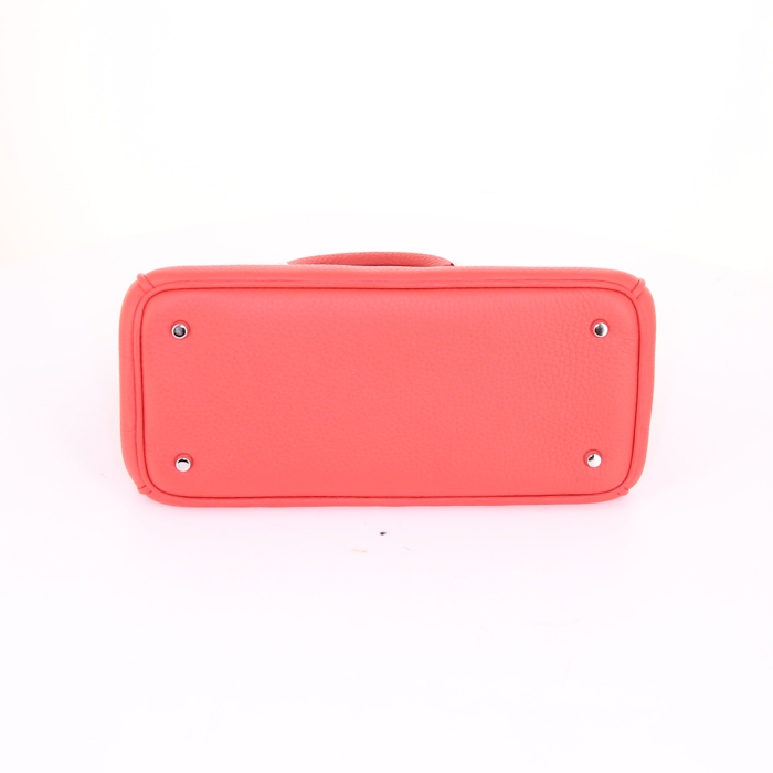 Sac bandoulière Dior Diorissimo petit modèle en cuir grainé rouge - Detail D5