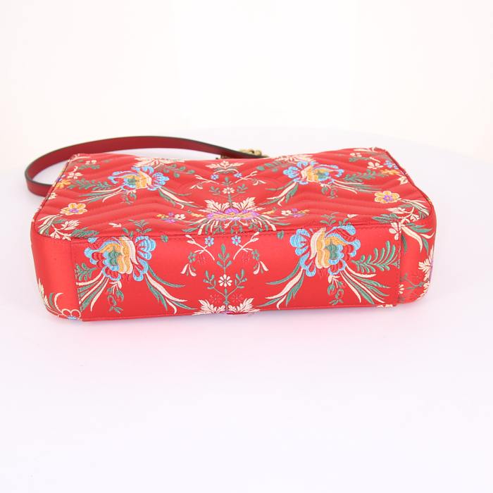 Bolso de mano Gucci GG Marmont en satén rojo - Detail D5