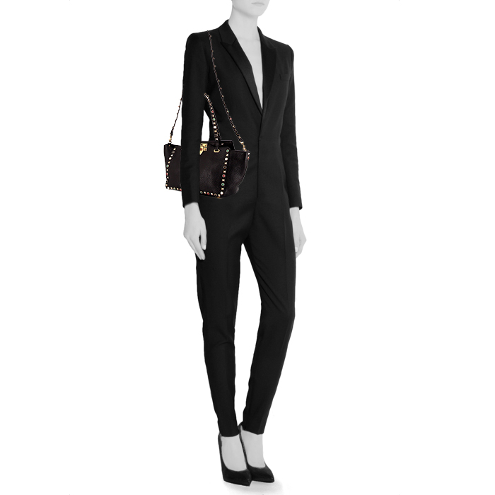Valentino Garavani Rockstud bag worn on the shoulder or carried in the hand in black leather - Detail D2